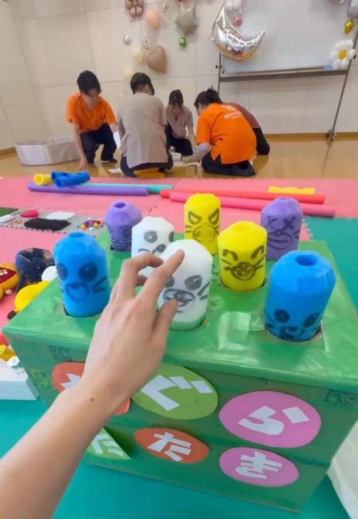 おもちゃで遊ぶ様子