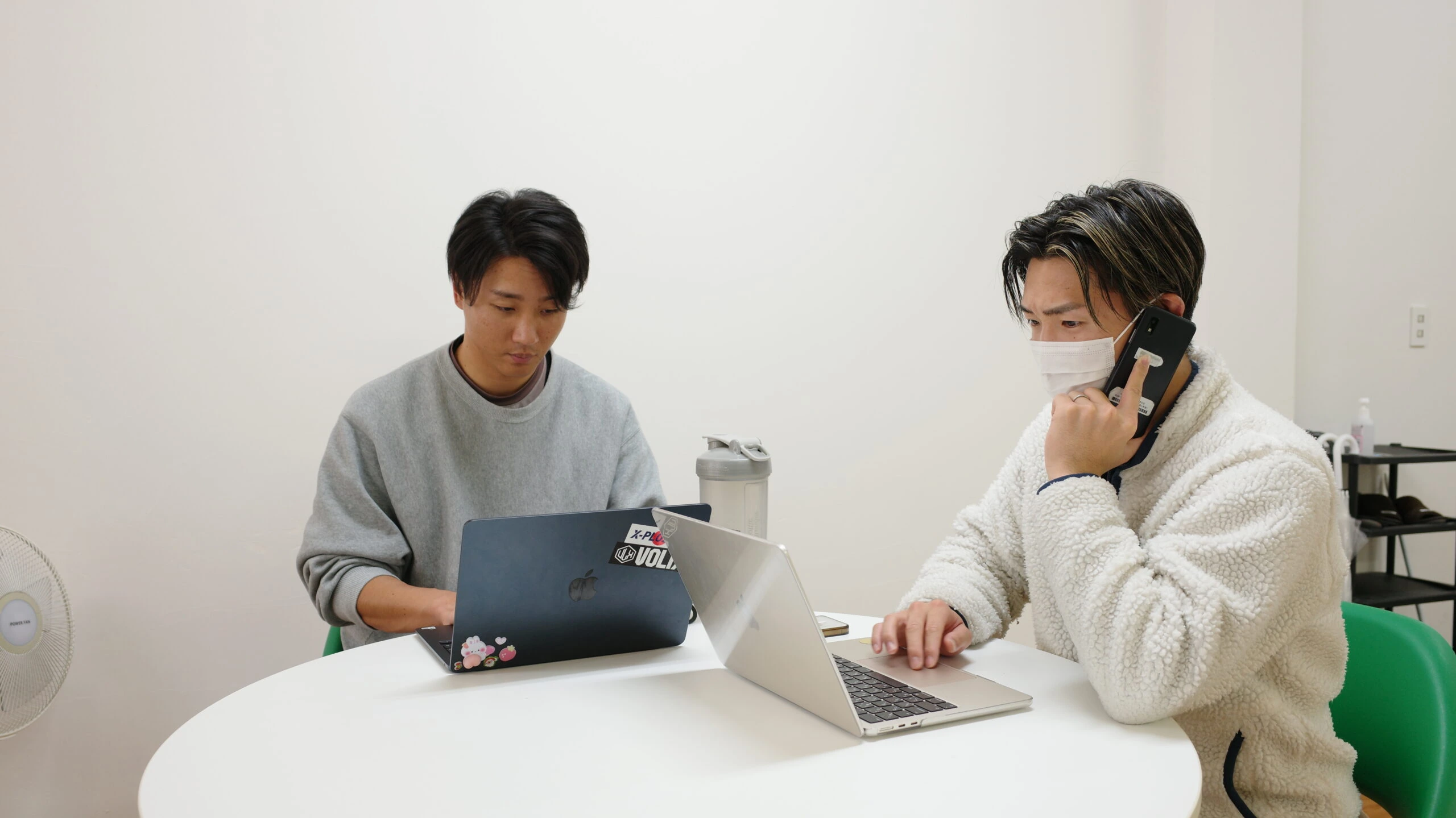 事務所でパソコンを使う様子