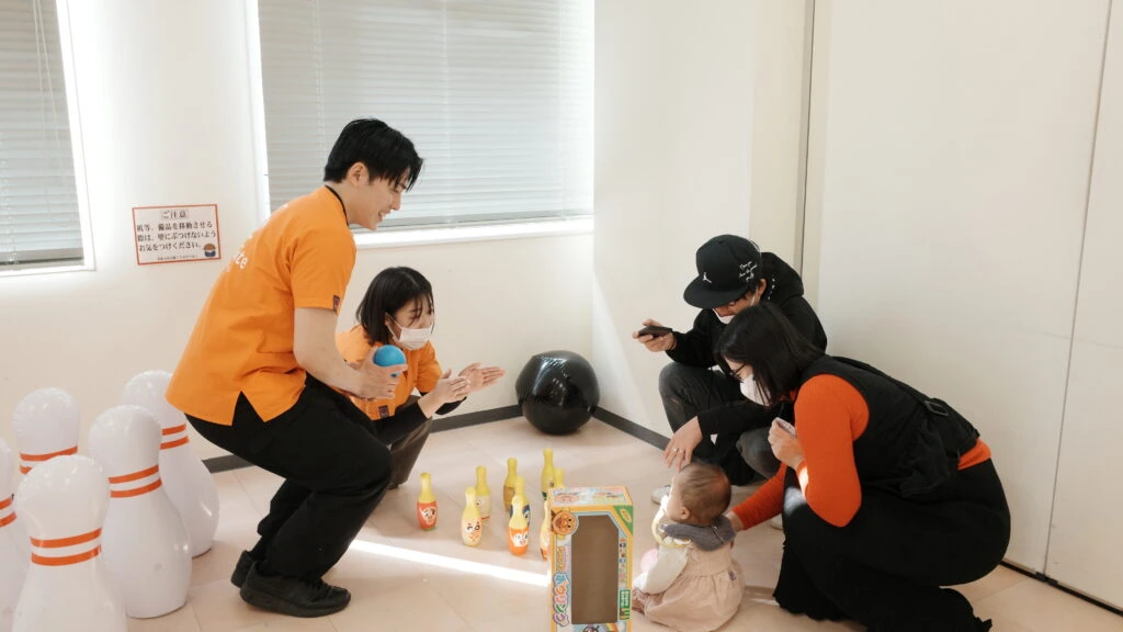 子どもと一緒に遊ぶスタッフ
