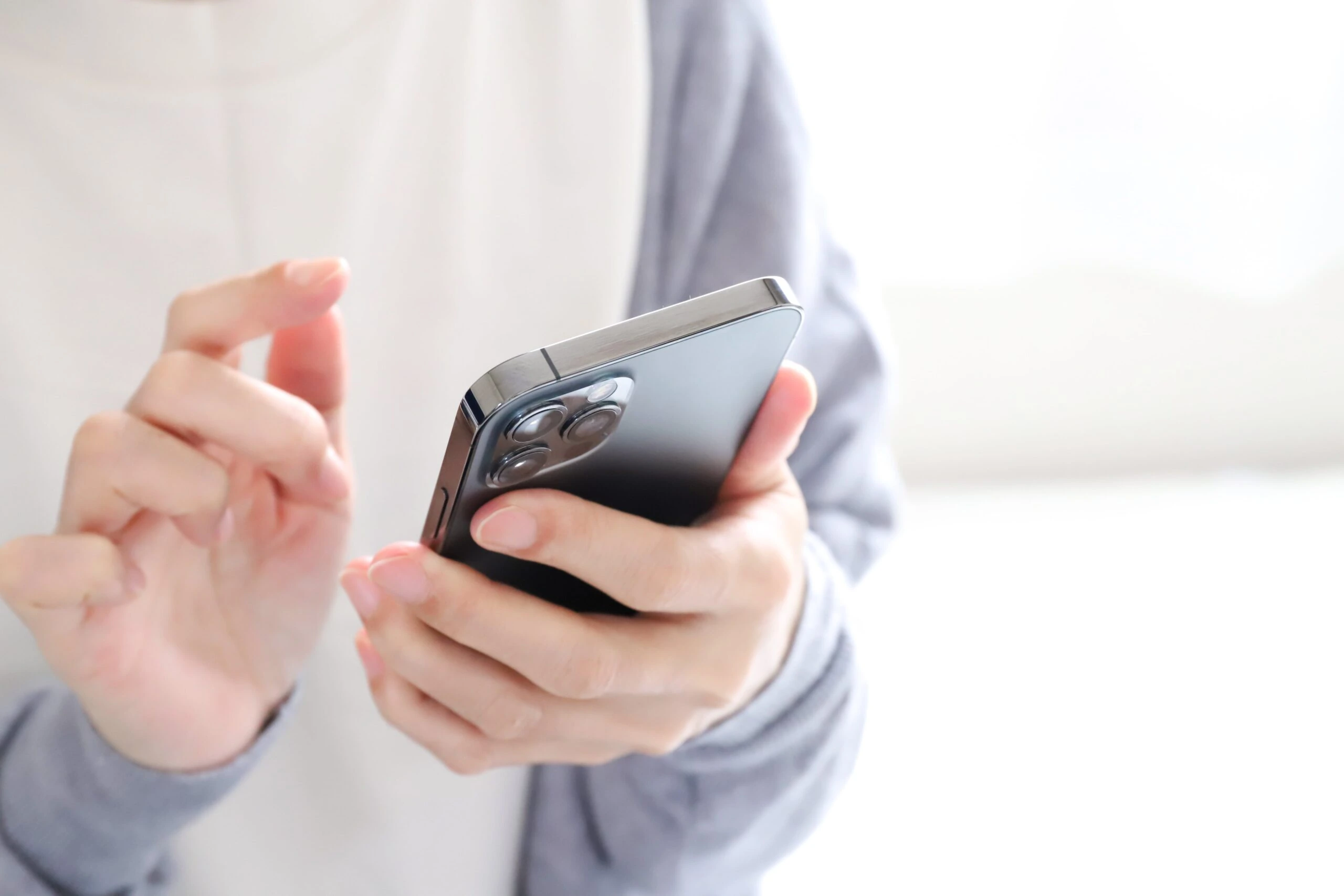 スマートフォンを操作する手