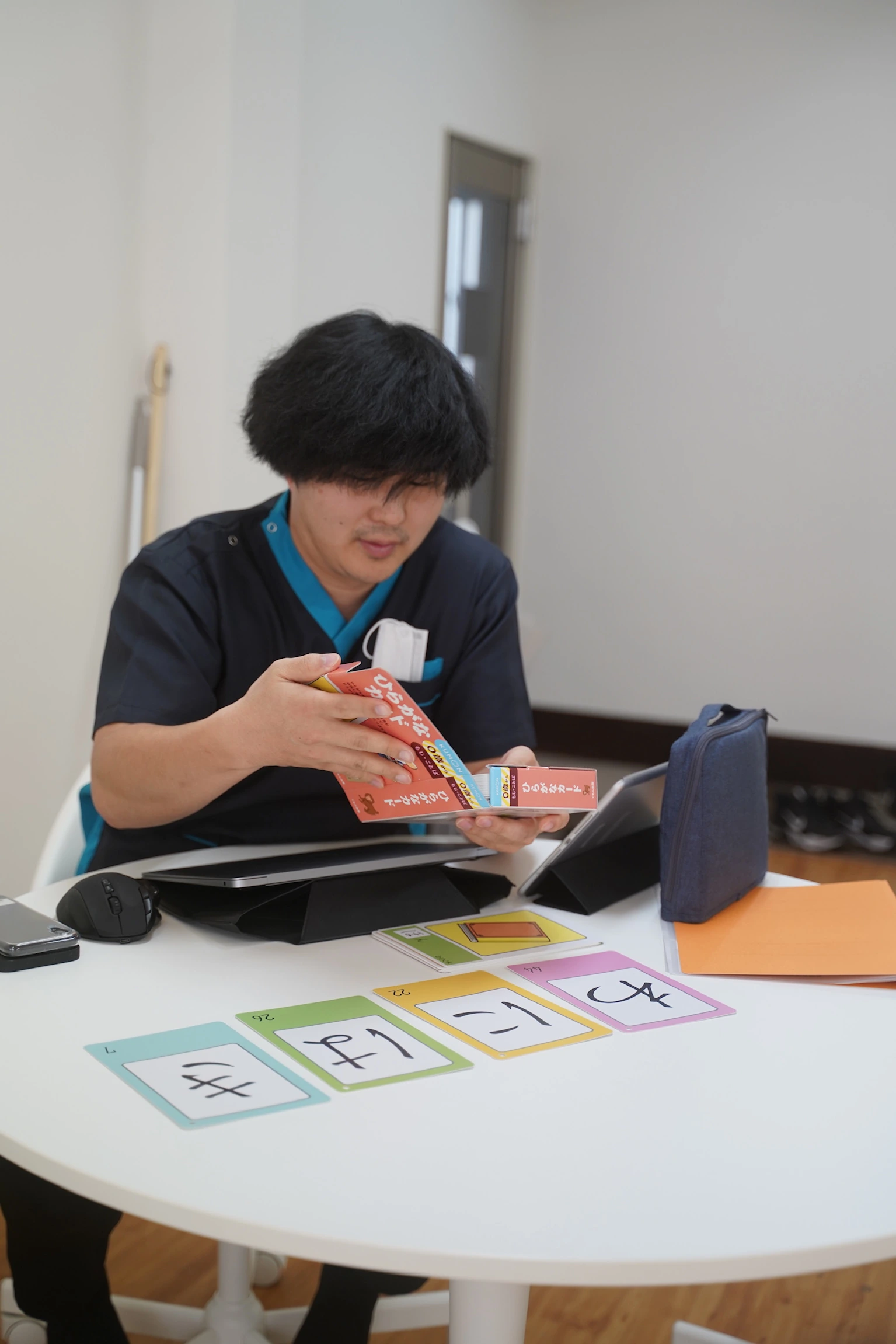 机で教材を扱うスタッフ