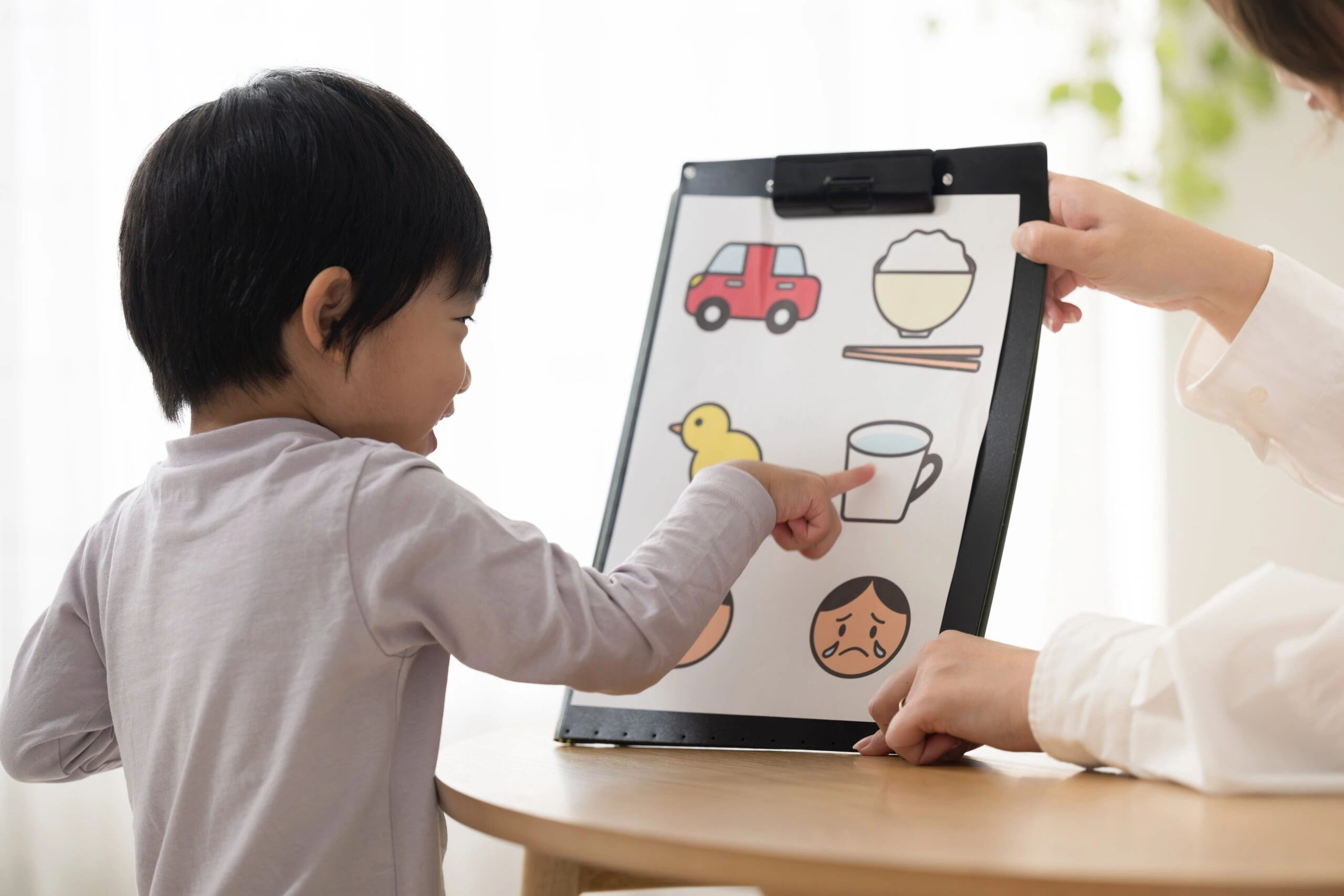 タブレットで絵を選ぶ子ども
