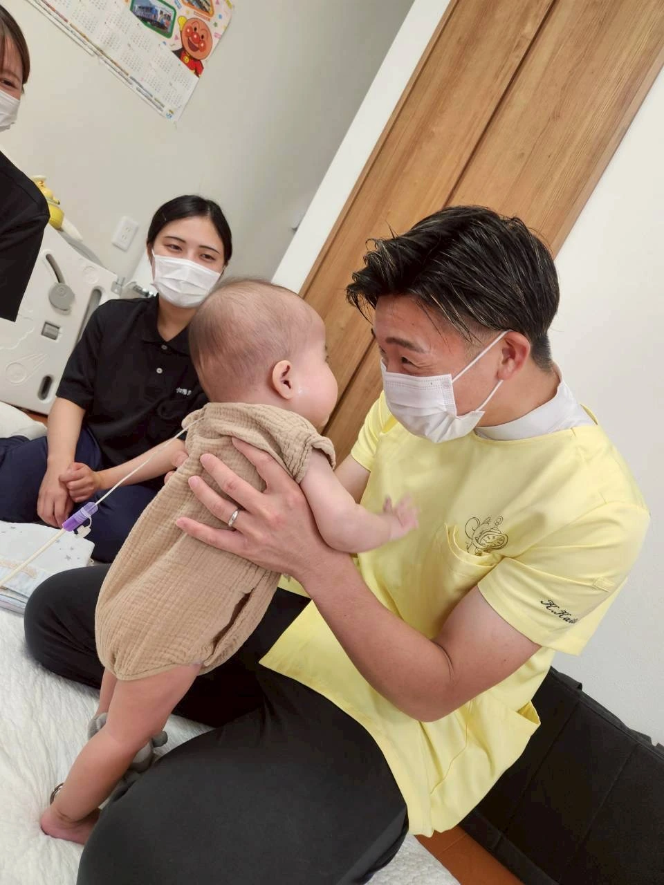 子どものそばで対応するスタッフ