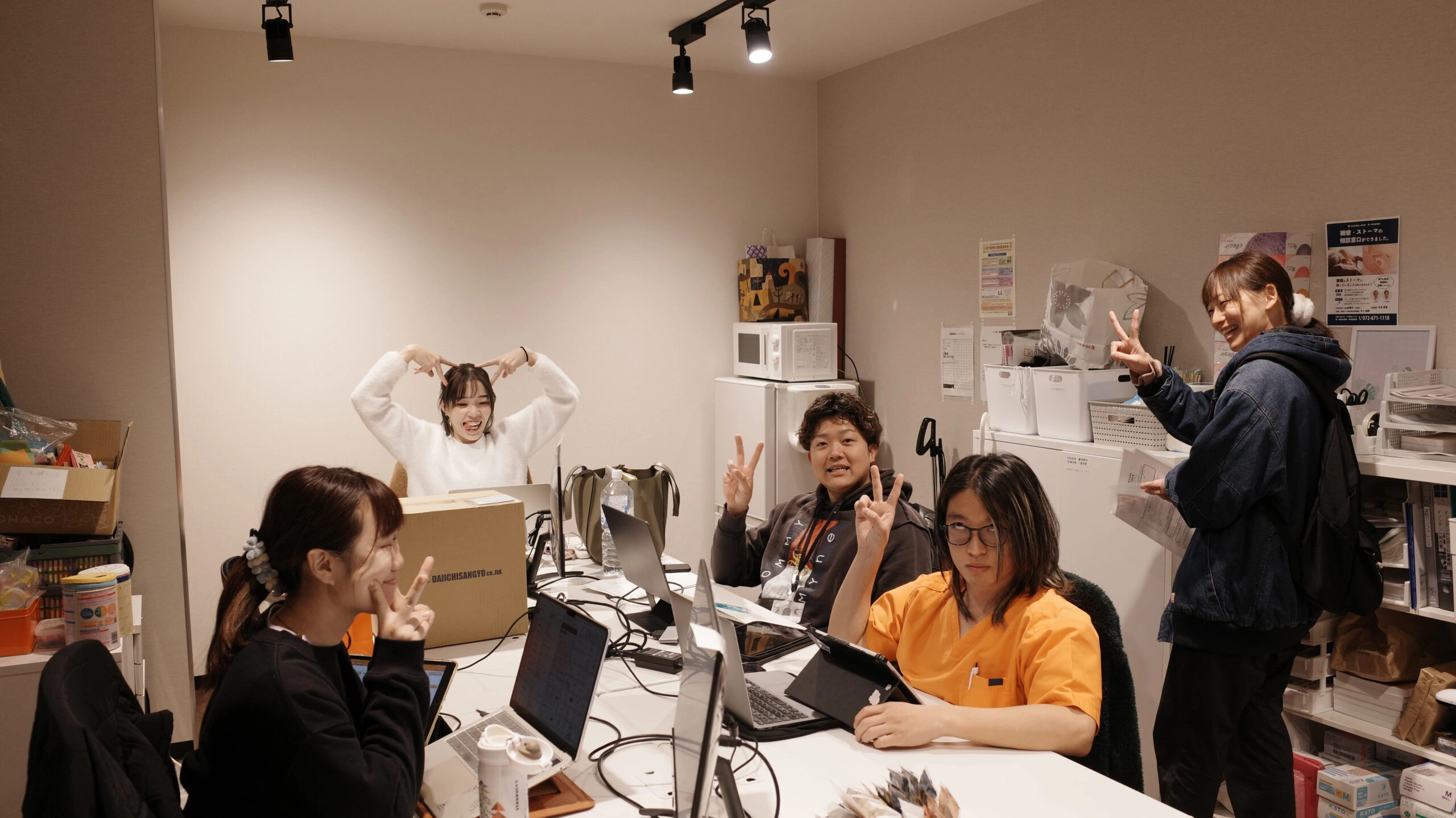 事務所でパソコンを使う様子