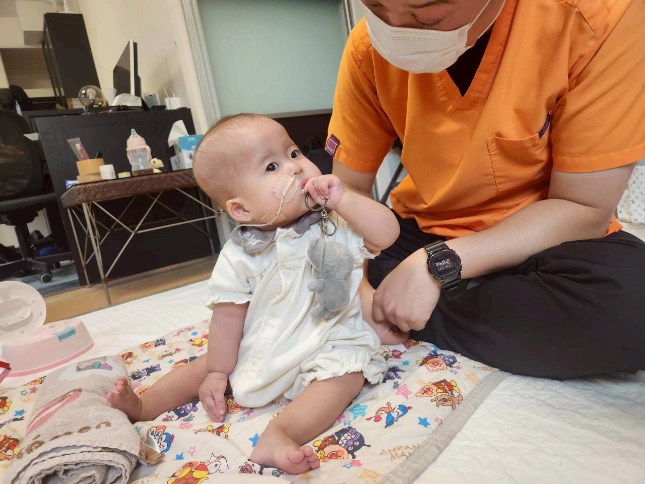 子どものそばで対応するスタッフ
