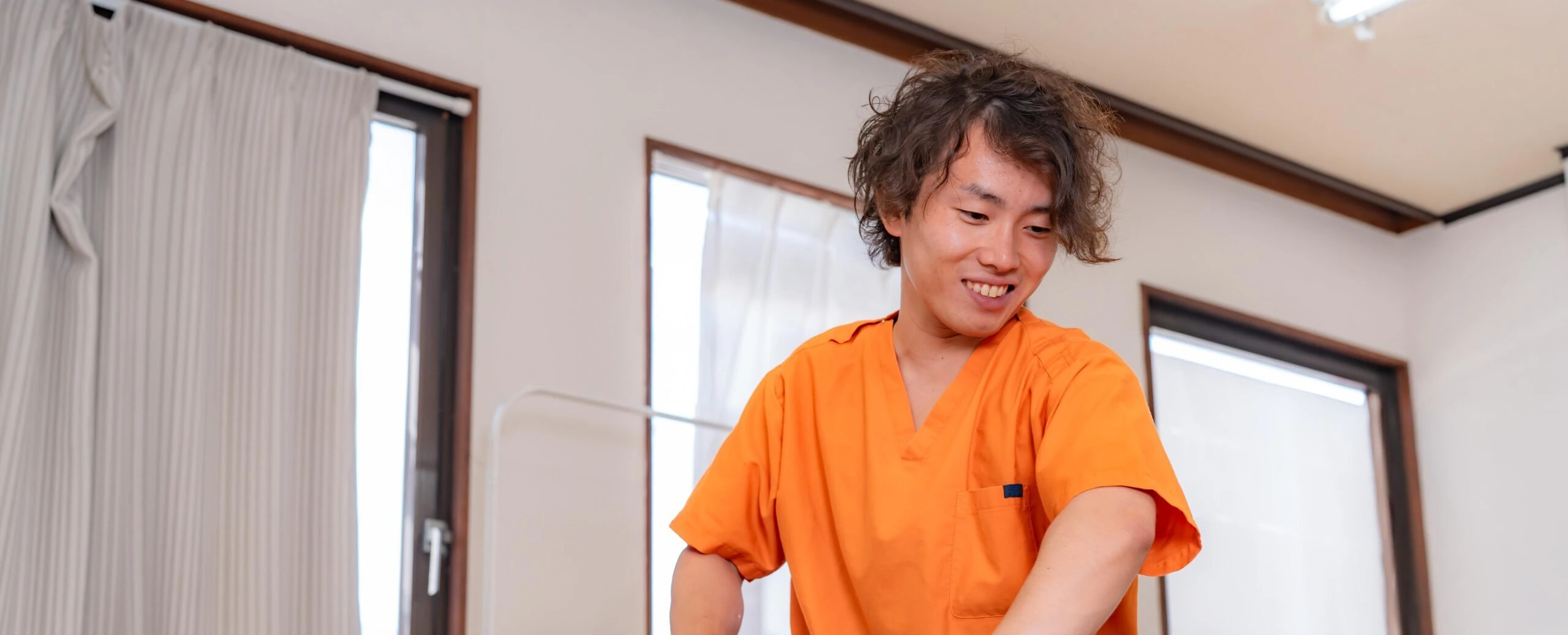 室内で対応するスタッフ