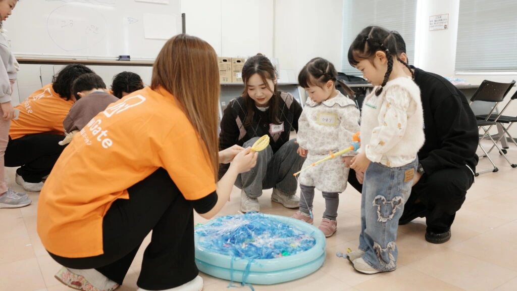 子どもと一緒に遊ぶスタッフ